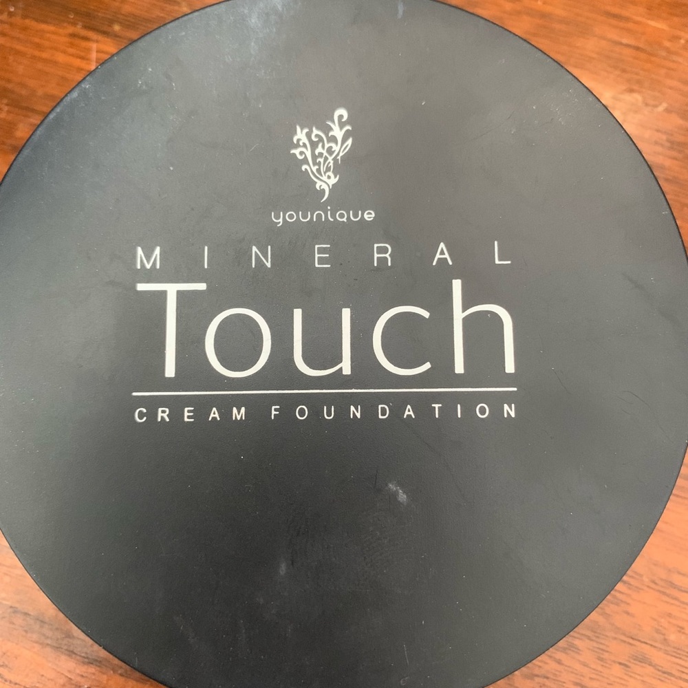 Younique cream foundation taffeta